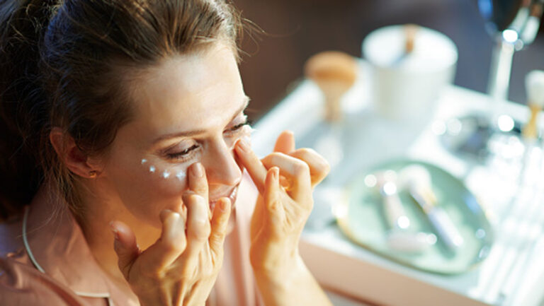 Applying-Your-Eye-Cream-Know-about-Do’s-&-Don’ts-on-toplineblog-info